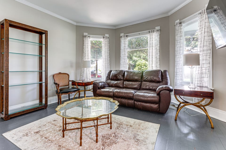 Mid-Term Stay in Mobile! Charming Retreat w/ Deck House in Mobile
