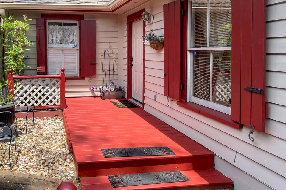 Charming 1870s Carriage House in Historic Downtown House in Savannah