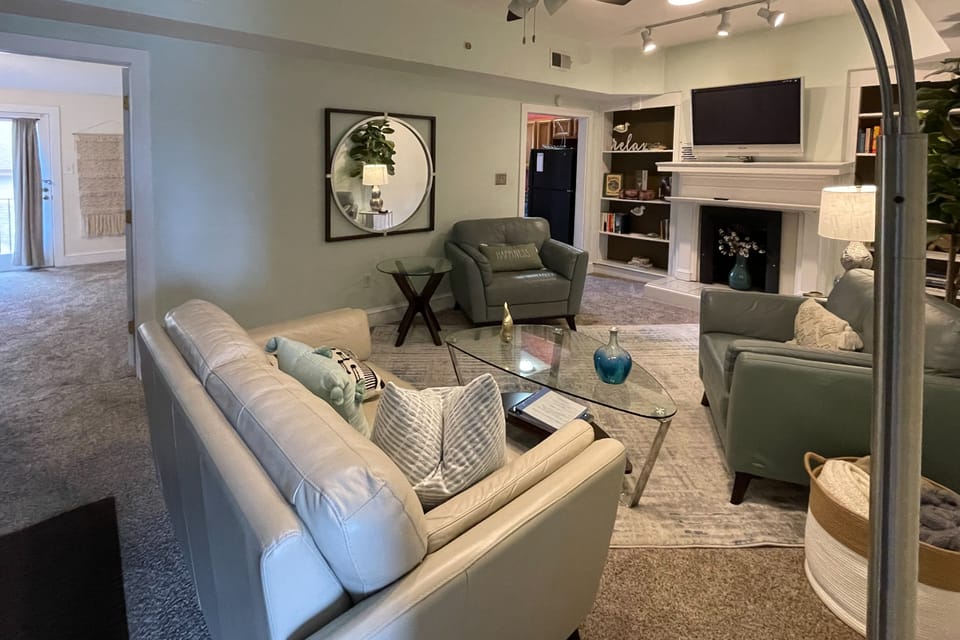 Jasmine Arbor - 2BR Apt in Coveted Historic Dtwn Apartment in Savannah