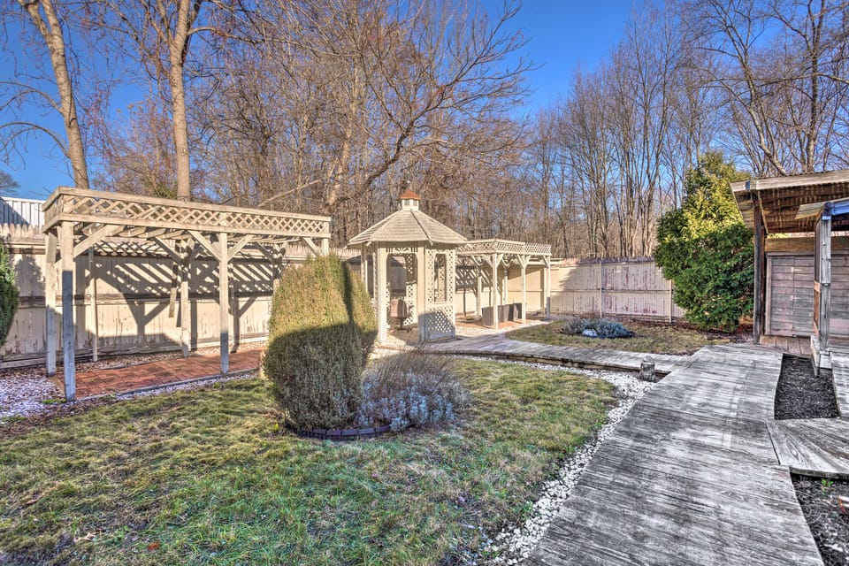 Walk to Pawtucket Country Club! Sleek Condo Apartment in Rhode Island