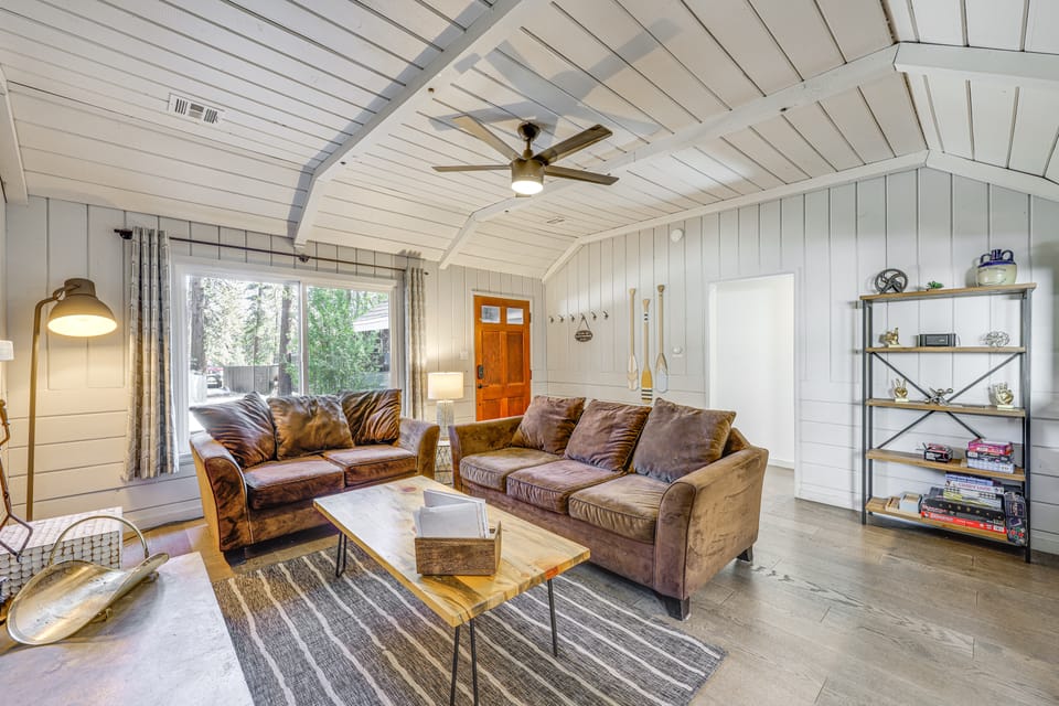 Walk to Slopes & Lake! Modern Log Cabin w/ Hot Tub House in Big Bear