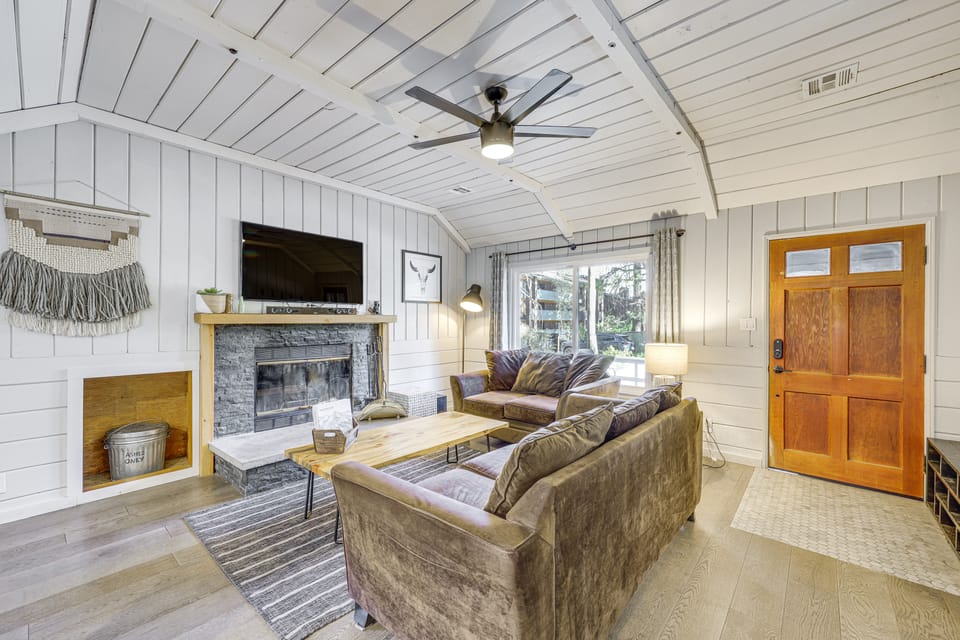 Walk to Slopes & Lake! Modern Log Cabin w/ Hot Tub House in Big Bear