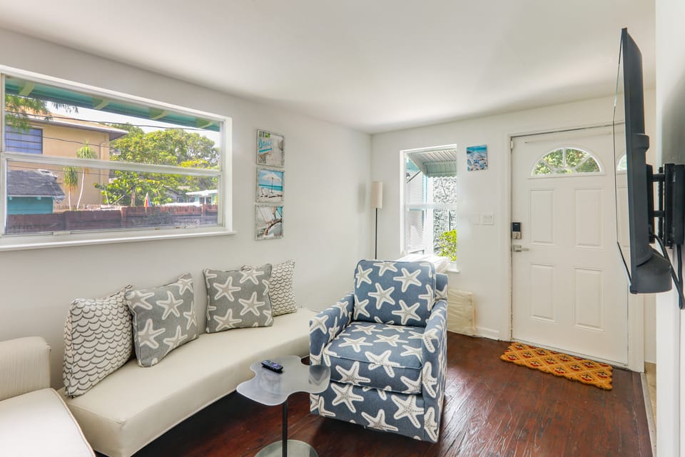 Walkable Dtwn Spot! Bright Bungalow Near Beach House in Lake Worth