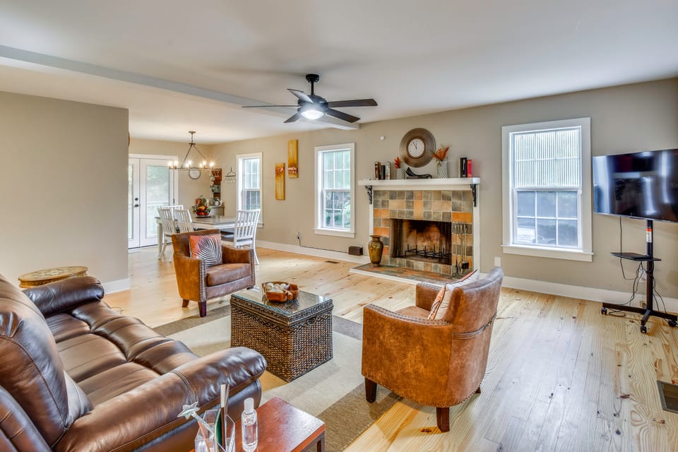 Near Helen, Waterfalls & Hiking! Quiet Mtn Retreat House in White County
