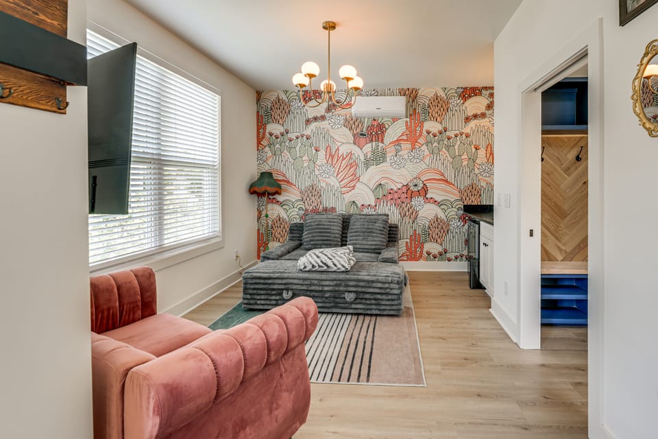 4 Mi to Broadway: Chic Townhome w/ Home Office! Apartment in East Nashville