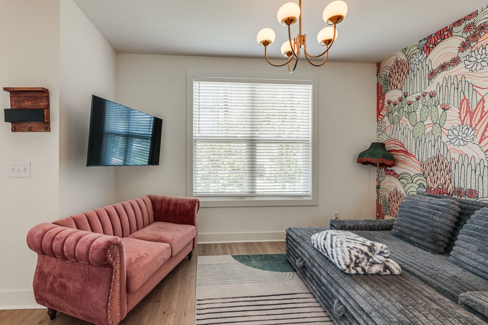 4 Mi to Broadway: Chic Townhome w/ Home Office! Apartment in East Nashville