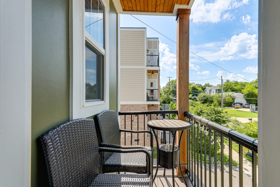 4 Mi to Broadway: Chic Townhome w/ Home Office! Apartment in East Nashville