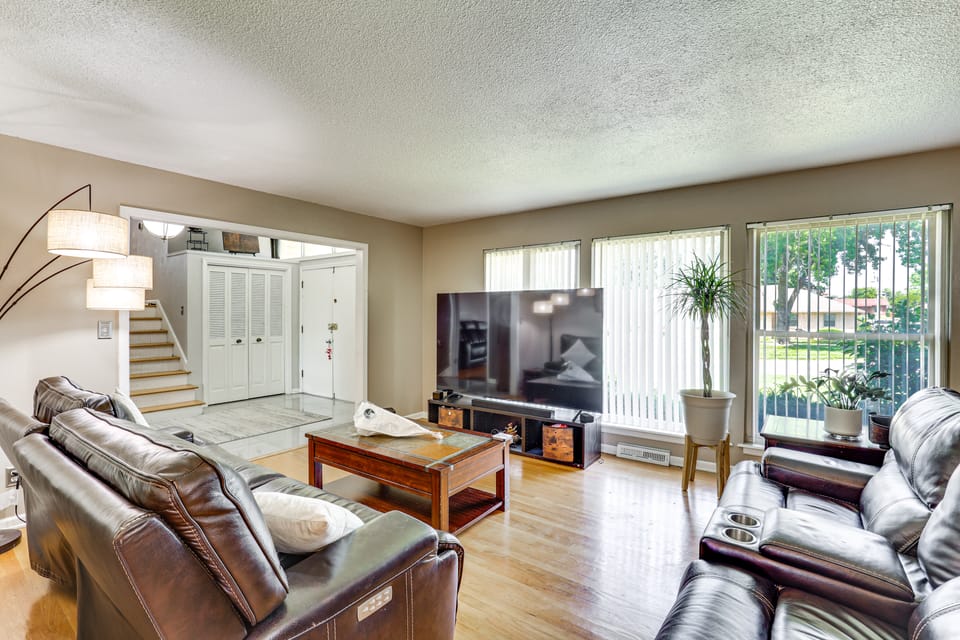 4 Mi to Stadiums! KC Family Escape w/ Fire Pit House in Kansas City