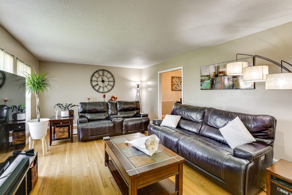 4 Mi to Stadiums! KC Family Escape w/ Fire Pit House in Kansas City