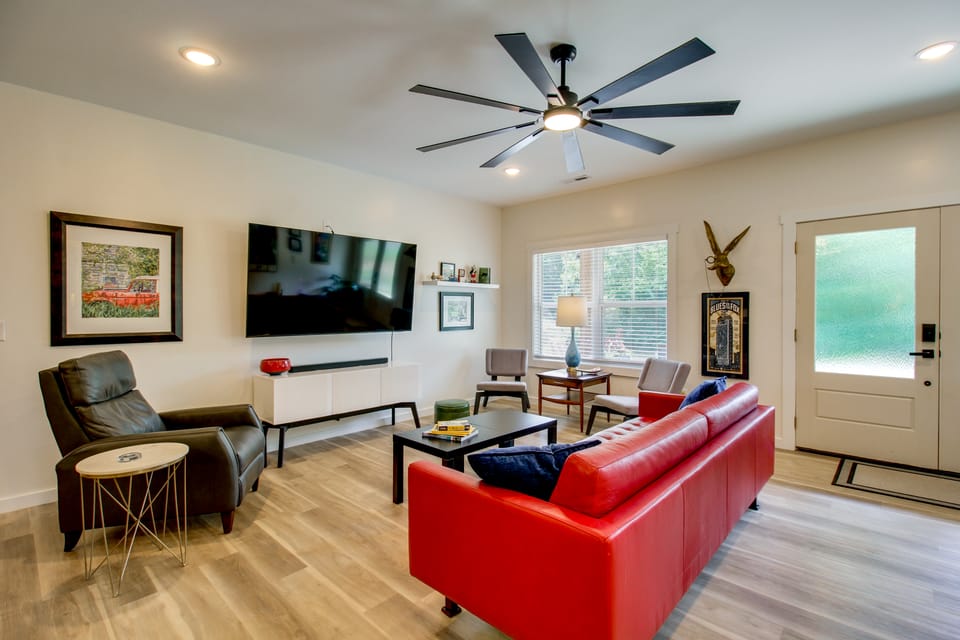 'The Romano Retreat' Modern Lake Guntersville Home House in Scottsboro