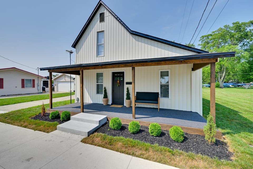Waterfront Family Gem w/ Private Dock in Syracuse House in Indiana