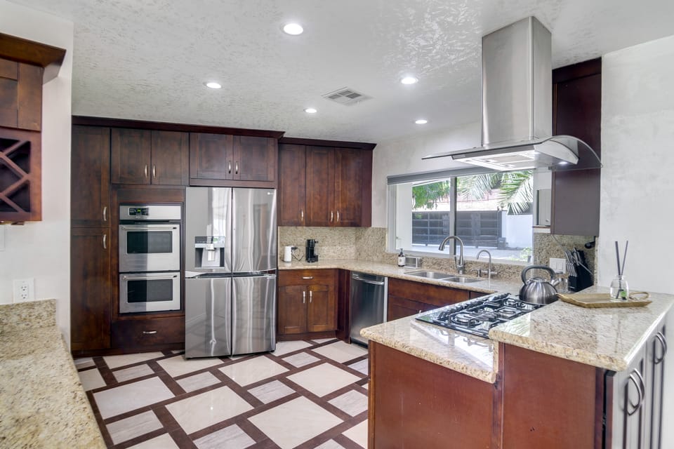 < 3 Mi to Westfield Topanga! Extended Stay in LA House in Tarzana