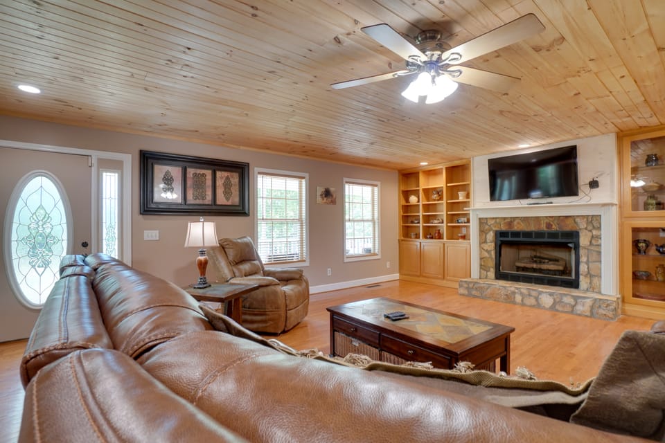 Hot Tub + Mtn Views: North Georgia Group Escape! House in White County