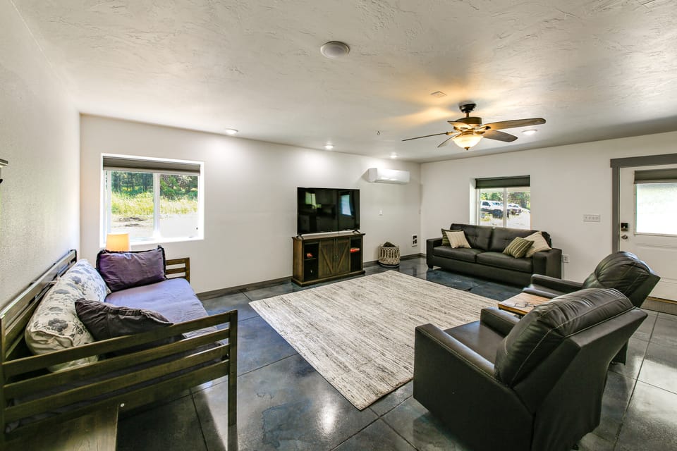 Bring Your Boat! Updated Cabin in Priest River House in Priest River