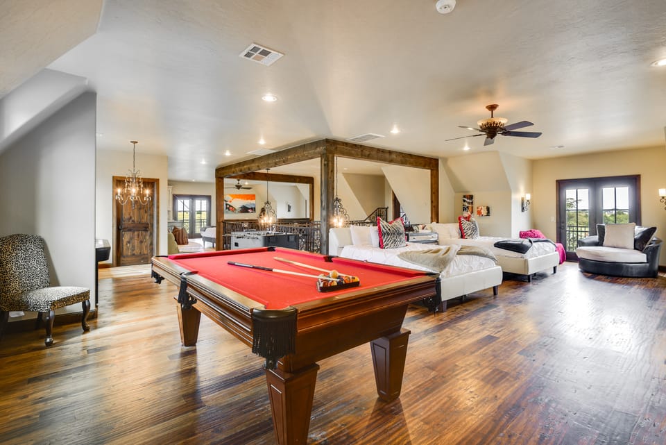 Sprawling Edmond Estate w/ Pool House & Game Loft House in Oklahoma