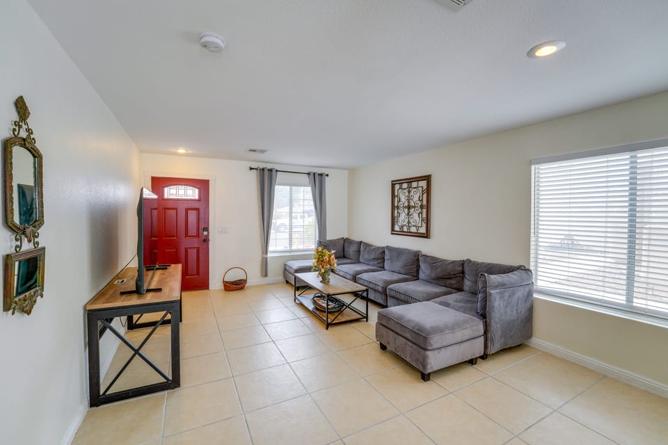 Large Backyard & Fire Pit! Las Vegas Family Home House in Las Vegas