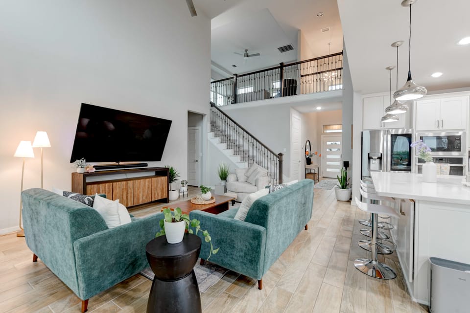 Easy Airport & I-35 Access: Modern Austin Home House in Austin