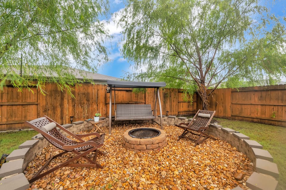 Easy Airport & I-35 Access: Modern Austin Home House in Austin