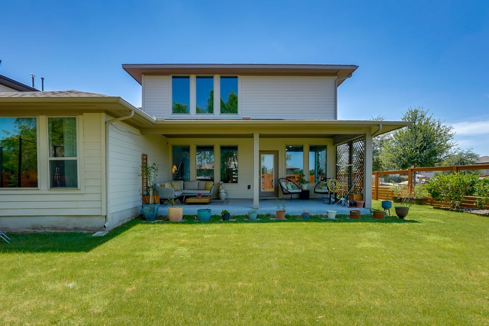Easy Airport & I-35 Access: Modern Austin Home House in Austin
