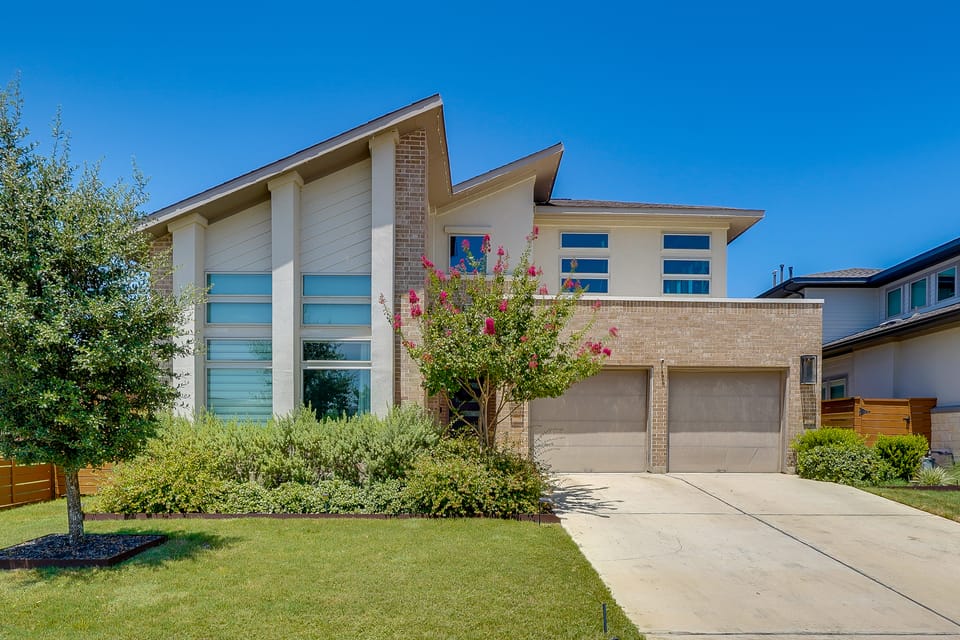Easy Airport & I-35 Access: Modern Austin Home House in Austin