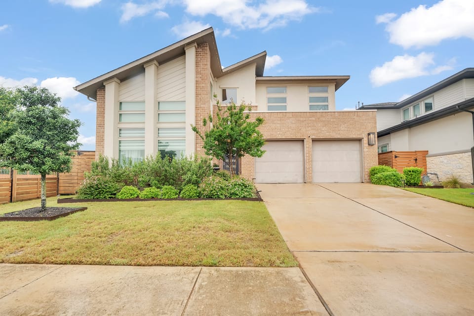 Easy Airport & I-35 Access: Modern Austin Home House in Austin