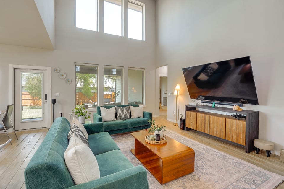 Easy Airport & I-35 Access: Modern Austin Home House in Austin