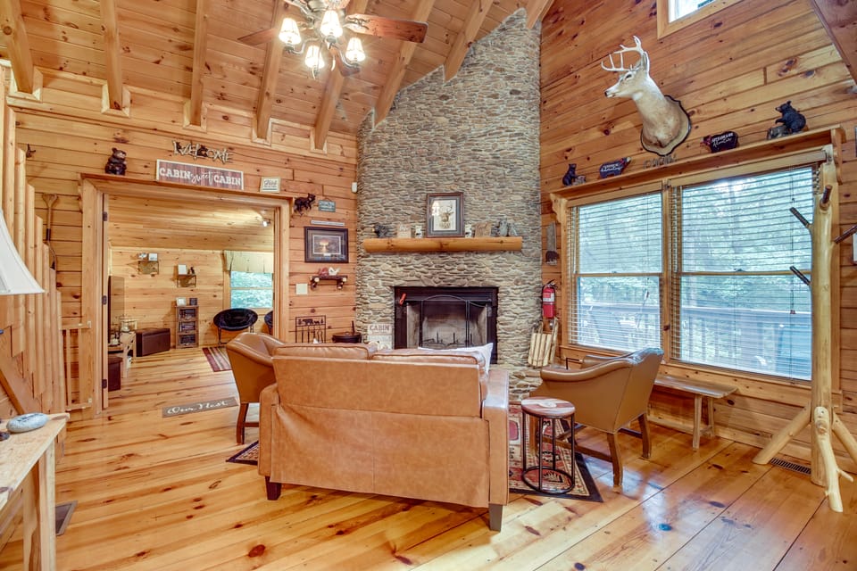 Hot Tub & Game Room! Wooded Retreat in Blue Ridge House in Georgia