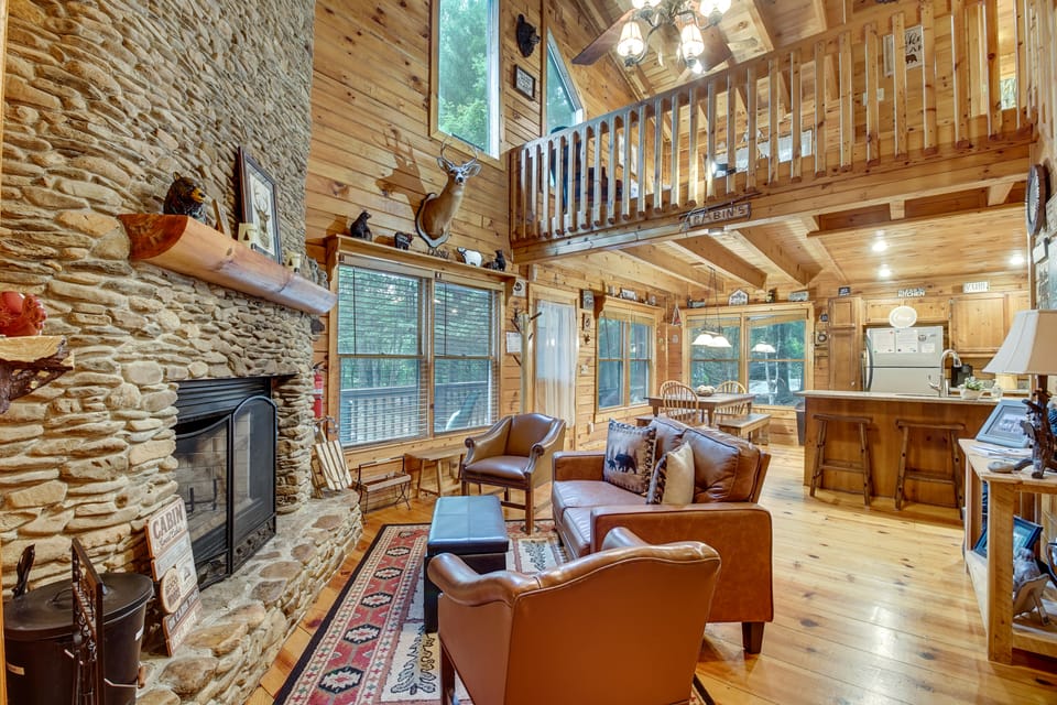 Hot Tub & Game Room! Wooded Retreat in Blue Ridge House in Georgia