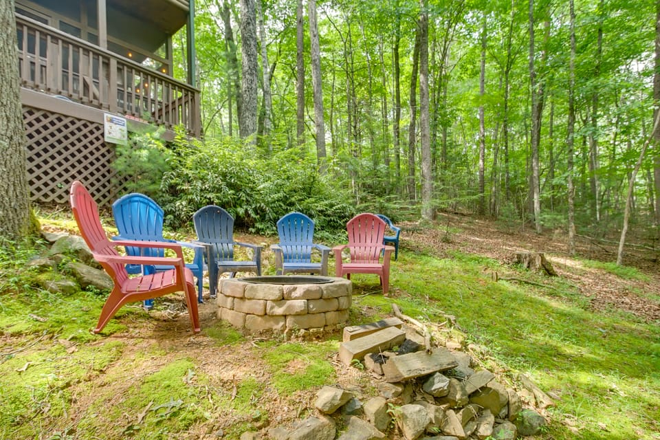 Hot Tub & Game Room! Wooded Retreat in Blue Ridge House in Georgia