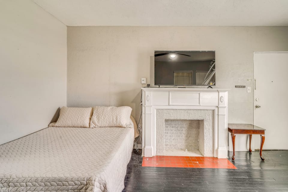 Walk to Local Eats & Bars! San Antonio Studio Apt Apartment in San Antonio
