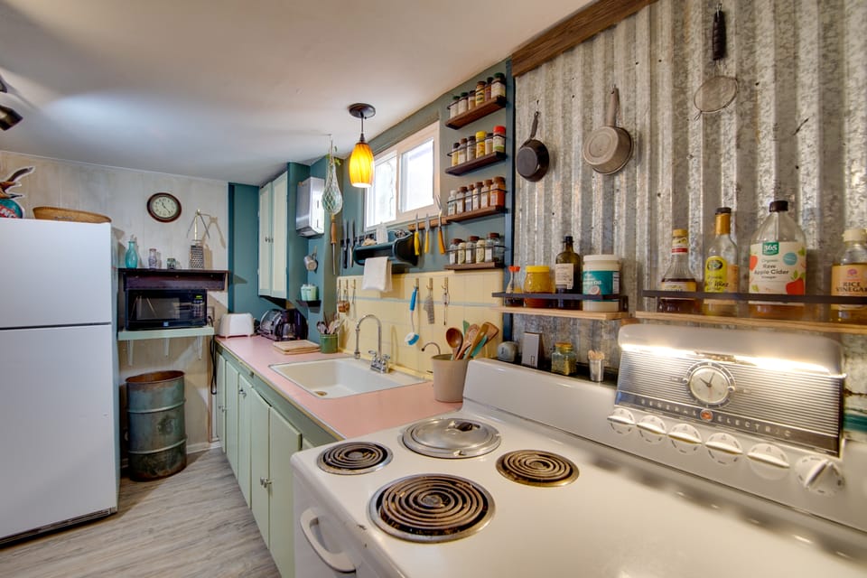 Walk to SSU & Shakespeare Fest! Colorful Retreat Apartment in Cedar City