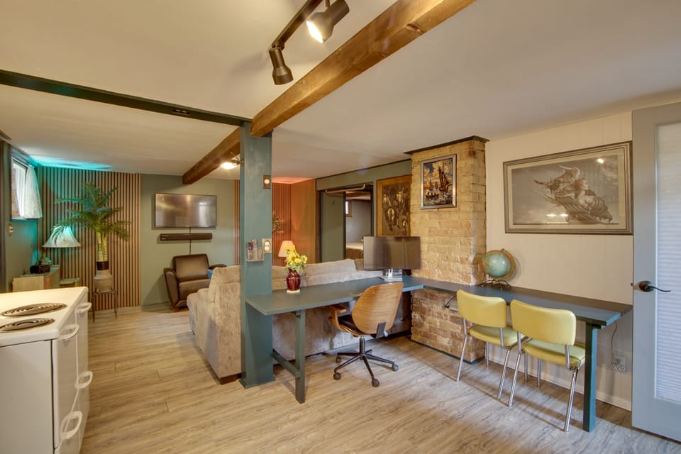Walk to SSU & Shakespeare Fest! Colorful Retreat Apartment in Cedar City