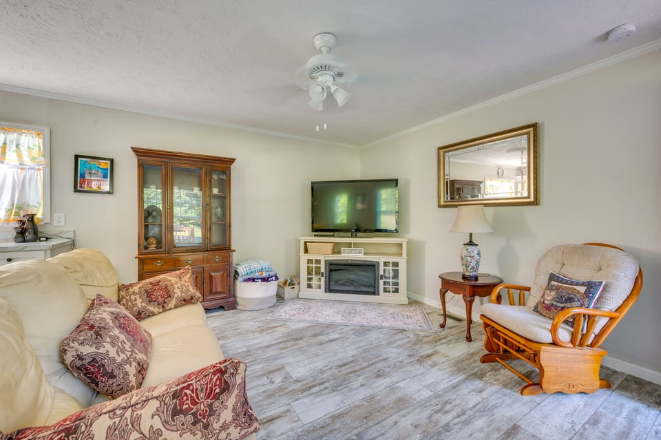 Pets Welcome! Lexington Getaway w/ Gigantic Yard House in High Rock Lake