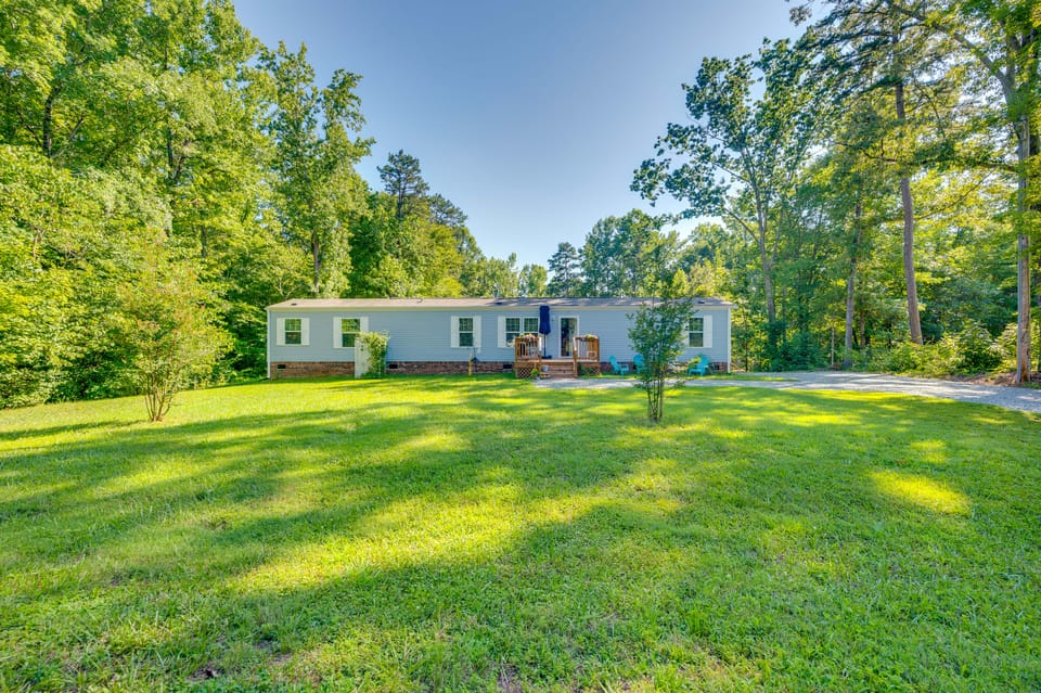 Pets Welcome! Lexington Getaway w/ Gigantic Yard House in High Rock Lake