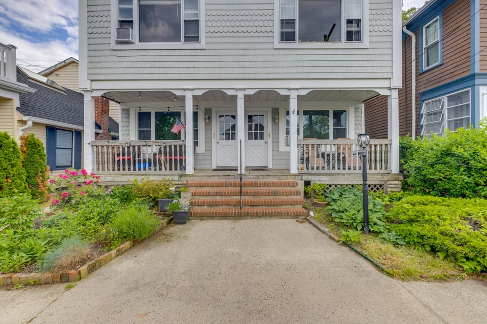 Walk to Beach, Boardwalk, Restaurants: Asbury Park Apartment in Ocean Grove