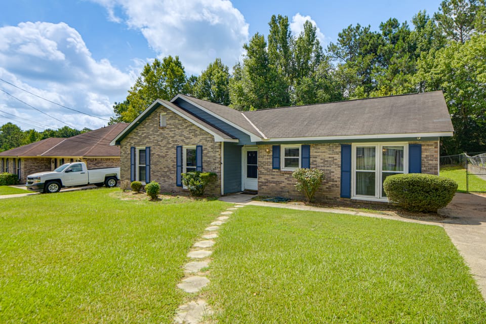 9 Mi to Uptown Columbus! Family Home w/ Yard House in Columbus
