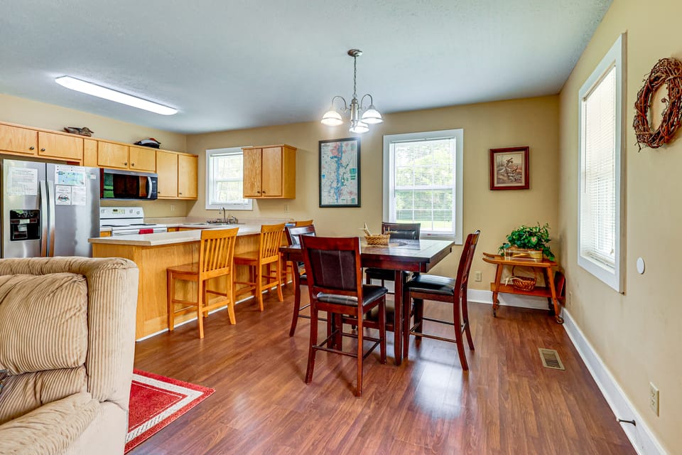 The Hunter's Retreat at Kudzu Cove Cabins Resort House in Guntersville Lake