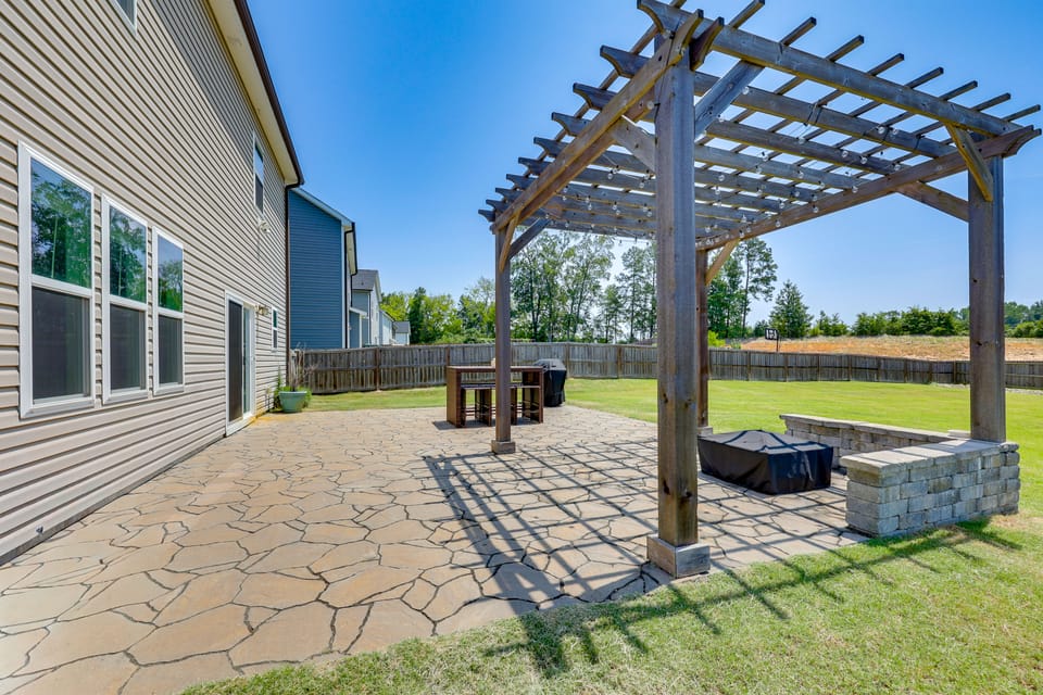 Fenced Yard! Monthly Stay, 4 Mi to Dtwn Clayton House in North Carolina