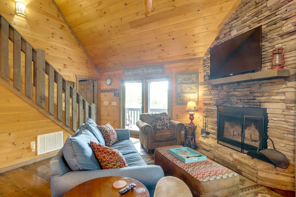 Blue Ridge Bliss: Peaceful Retreat w/ Deck House in Georgia