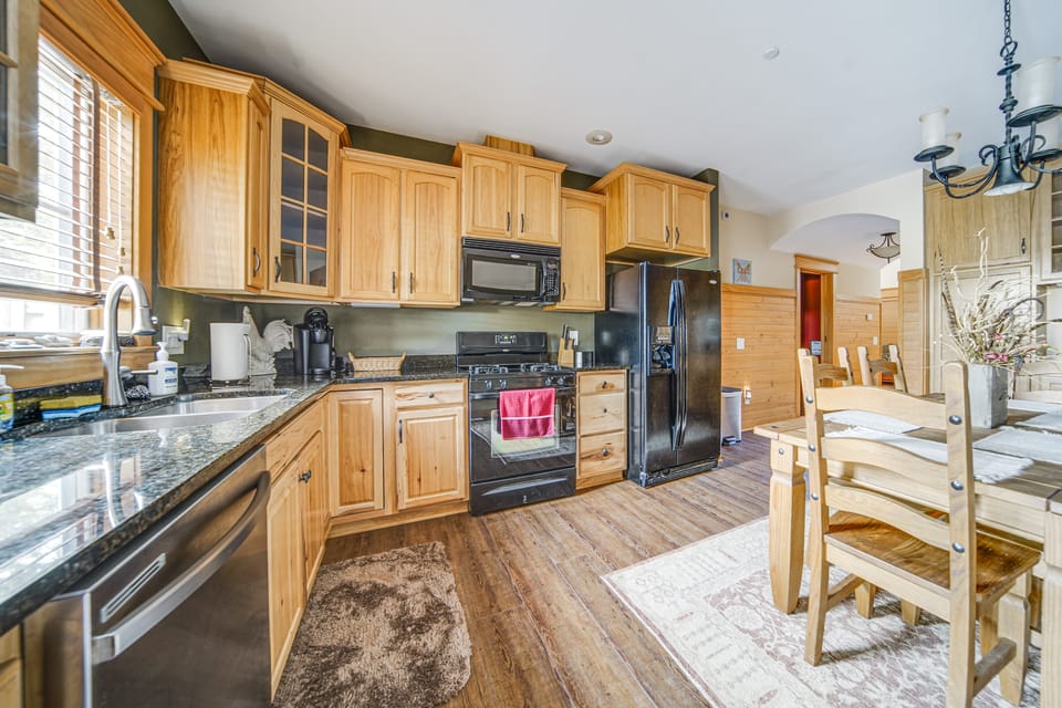 Walk to Conneaut Lake Park Resort! Quiet Home Apartment in Lake Erie