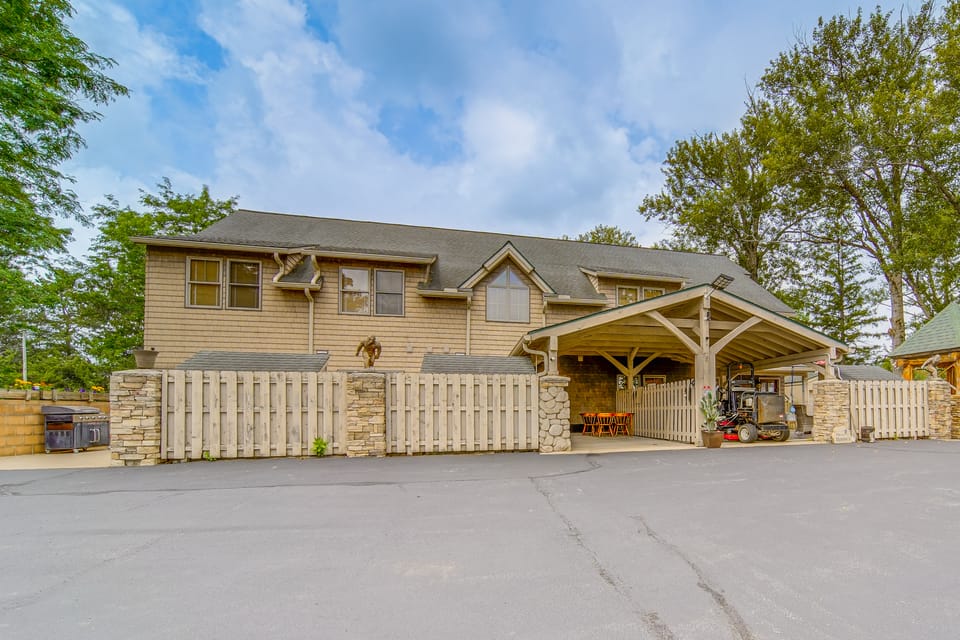 Walk to Conneaut Lake Park Resort! Quiet Home Apartment in Lake Erie