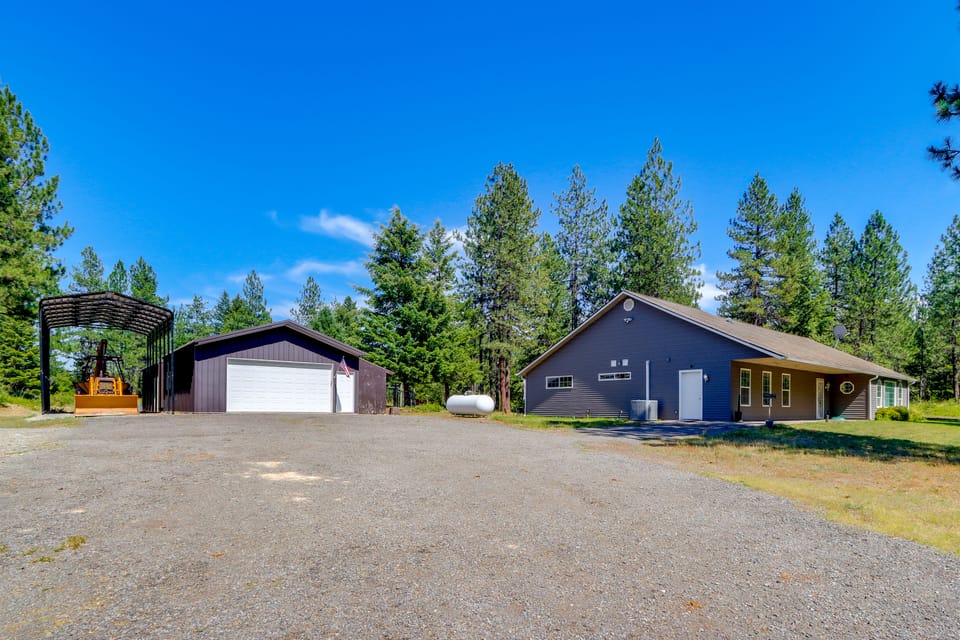 Riffle Road Ranch: 10 Acres, 8 Mi to Silverwood House in Kootenai County
