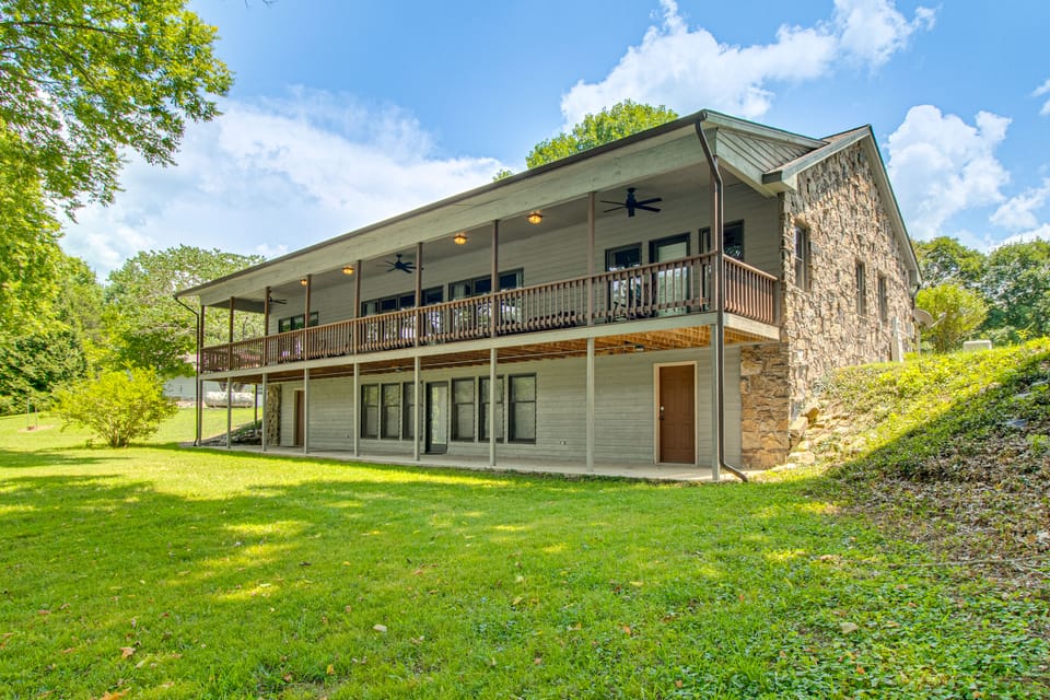 Riverfront Trout Fishing! White River Retreat House in Arkansas