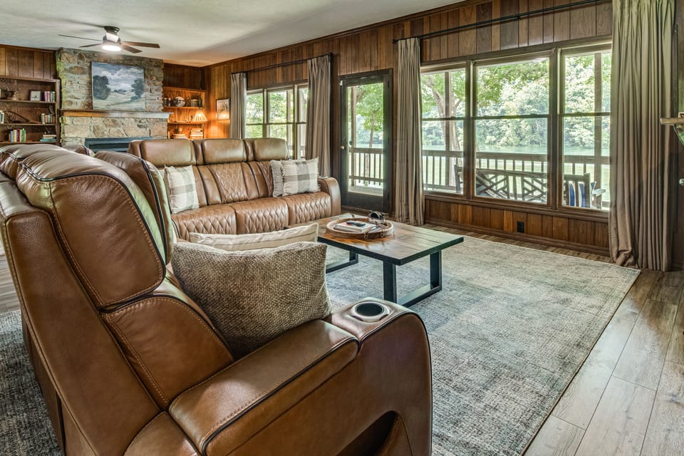 Riverfront Trout Fishing! White River Retreat House in Arkansas