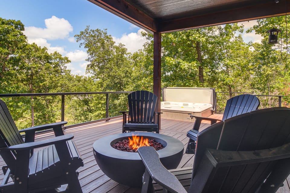 Lake Views, Big Deck, Hot Tub, Fire Pit, Game Room House in Tenkiller Ferry Lake
