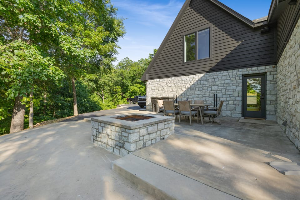 Lake Views, Big Deck, Hot Tub, Fire Pit, Game Room House in Tenkiller Ferry Lake