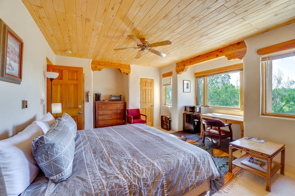 Des Montes Retreat: Hike, Ski, Swim & Shop! House in New Mexico