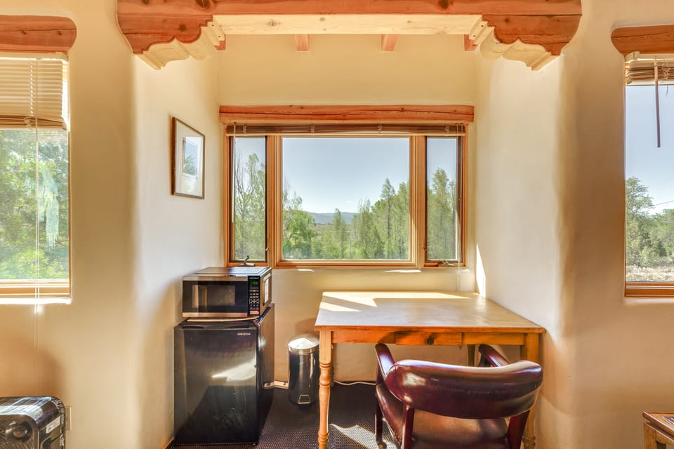 Des Montes Retreat: Hike, Ski, Swim & Shop! House in New Mexico