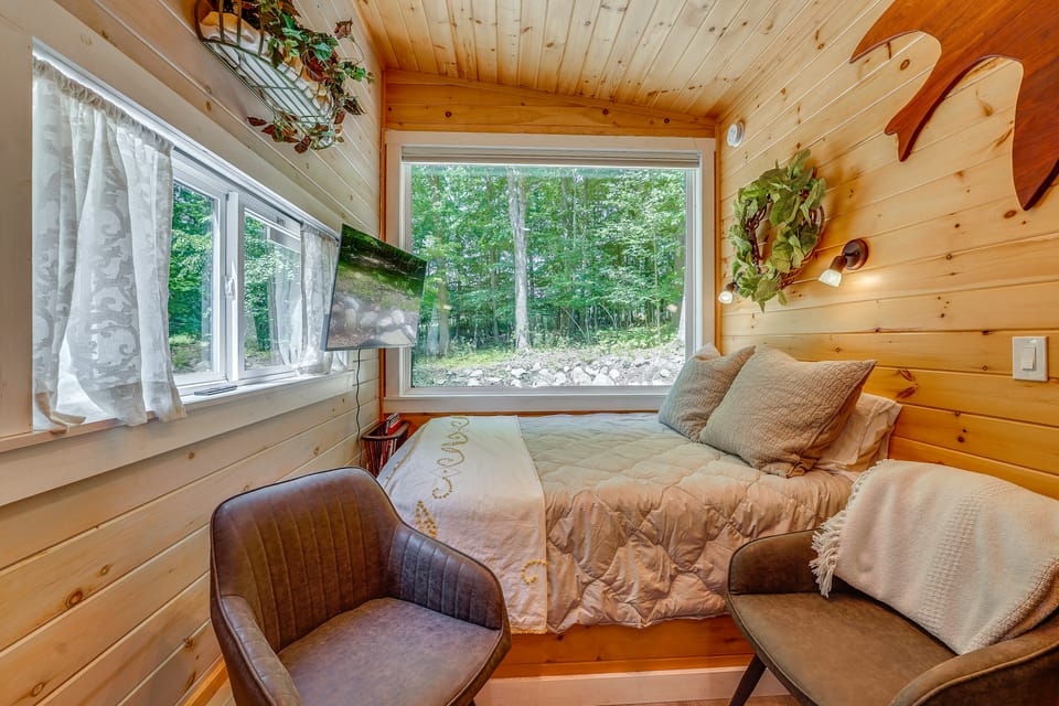 Serene Couple's Escape w/ Fire Pit in Mt Pleasant Apartment in Michigan