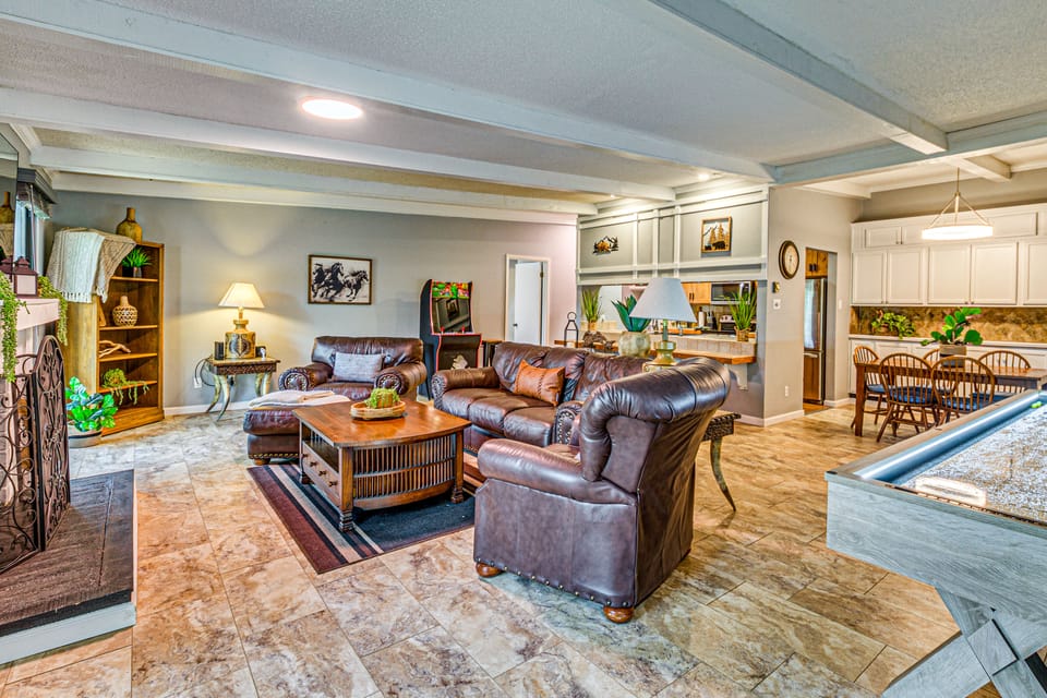 Shuffleboard & Arcade! Alto Family Escape Apartment in Alto